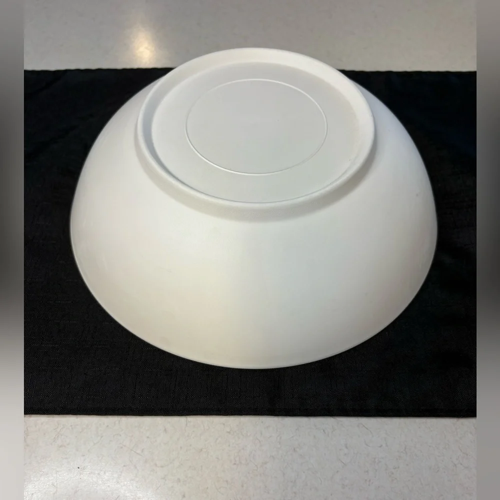 Elegant White Porcelain Bowl - Picture 4 of 6